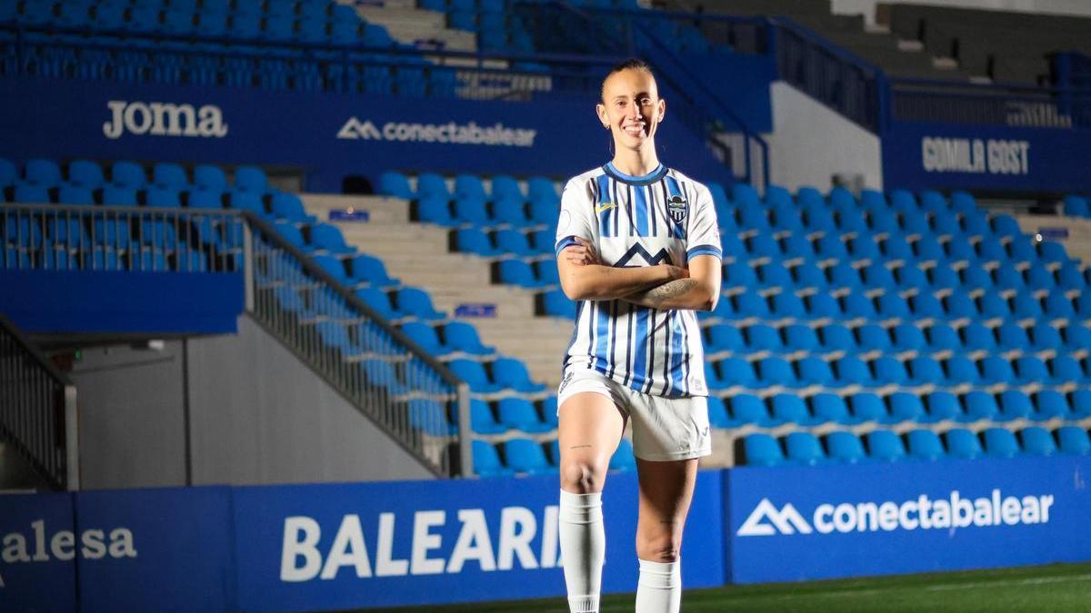 Virginia posa en el Estadi Baleares con los colores del Balears FC.