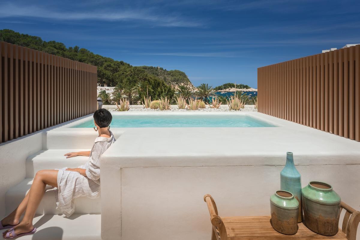 Habitacion con jacuzzi y vistas al mar.