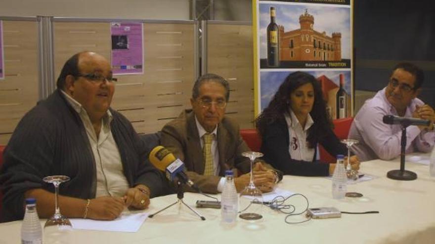 Ángel García, presidente de la junta local de la AECC, (izquierda) durante la presentación de la cena de gala.