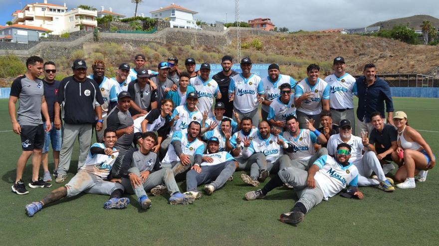 Jugadores y técnicos del Tenerife Marlins Puerto Cruz celebran el título conquistado ayer. | | E.D.