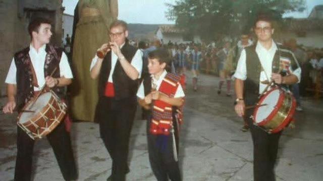 Castel, con traje regional, tocando en un Sexenni en Morella.