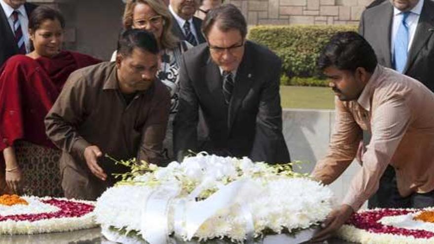 Mas durante una ofrenda floral en el memorial a Gandhi