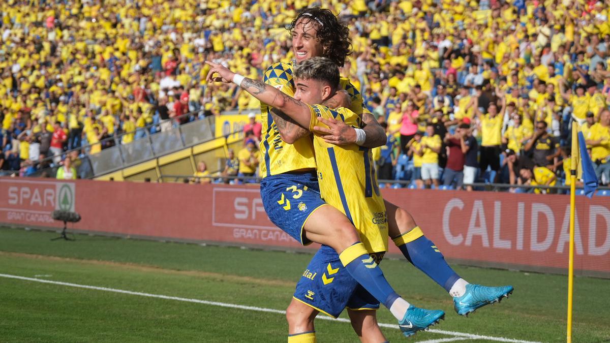 Moleiro celebra su gol al Betis junto a Fabio Silva.