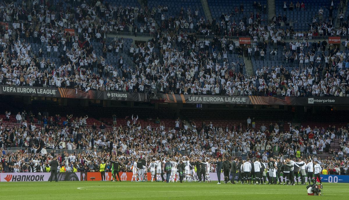 Los jugadores del Eintracht celebrando desde el terreno de juego con los miles de  aficionados congregados en la grada del Camp Nou el pase a las semifinales