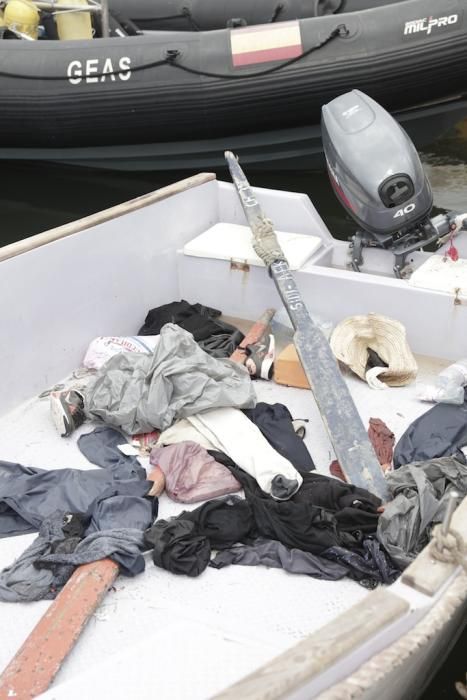 Aparece una patera encallada en las rocas cerca de Cala Pi