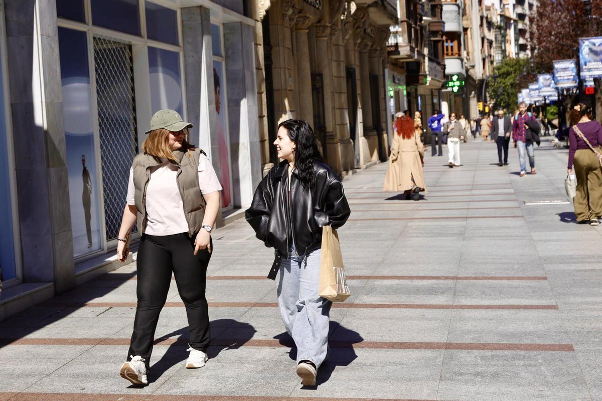 Gijón abraza el desembarco de grandes marcas a Corrida y Los Moros (en imágenes)