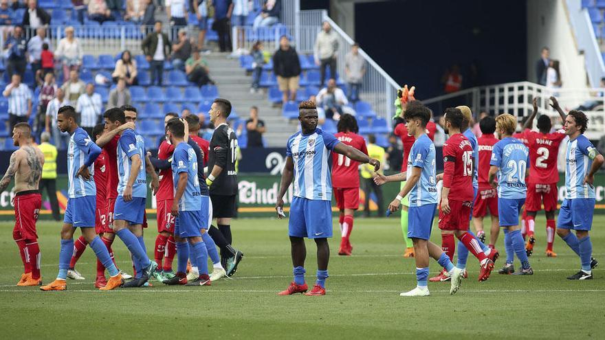 Success felicita a Juan Cruz, debutante, al finalizar el partido sobre el césped de La Rosaleda.