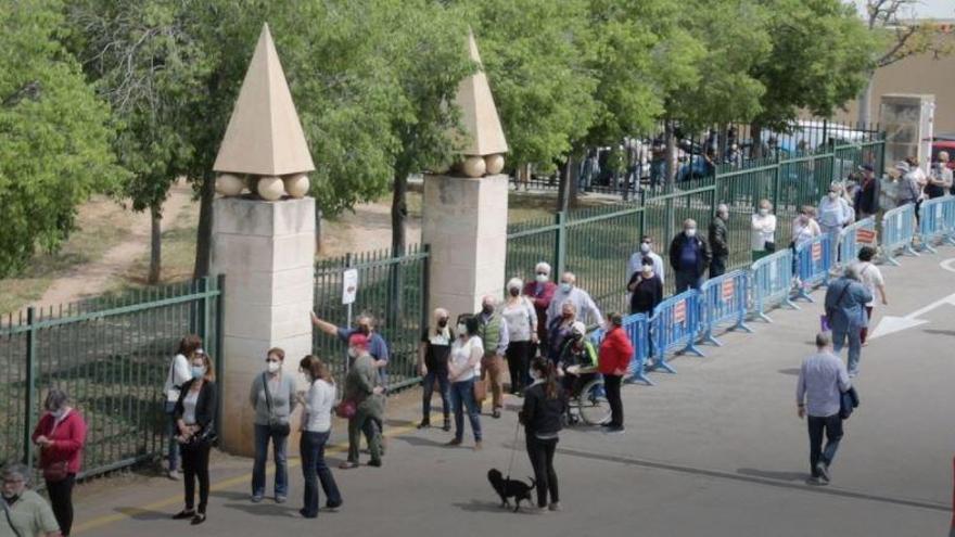 Schlangen vor dem Impfzentrum Germans Escales, diese Woche, in Palma de Mallorca.