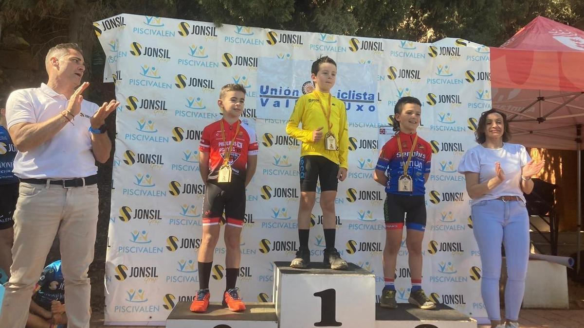 Álex Moreno, en el centro con el maillot amarillo, en el podio del Open BTT tras la prueba de la Vall d'Uixò