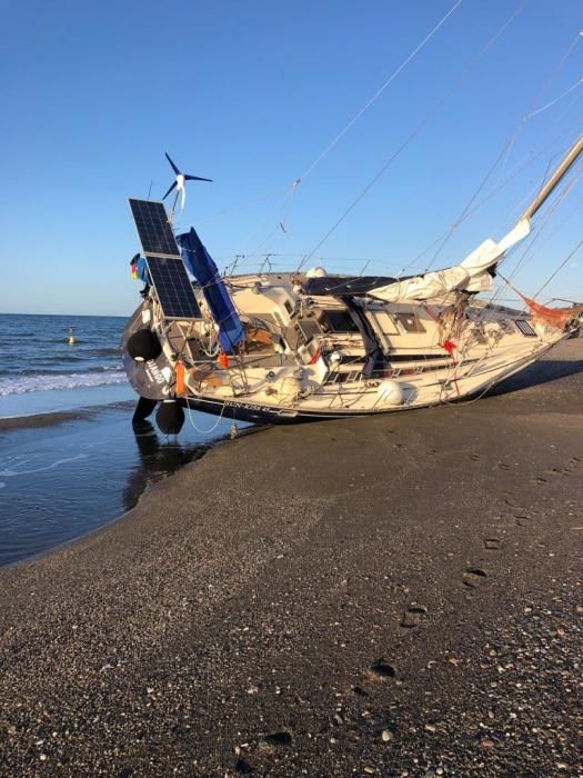 El velero Django quedaba varado en la playa de Benajarafe, el pasado viernes. A la espera de ser remolcado, el barco se ha convertido en una atracción para paseantes y bañistas, que fotografían la peculiar estampa.