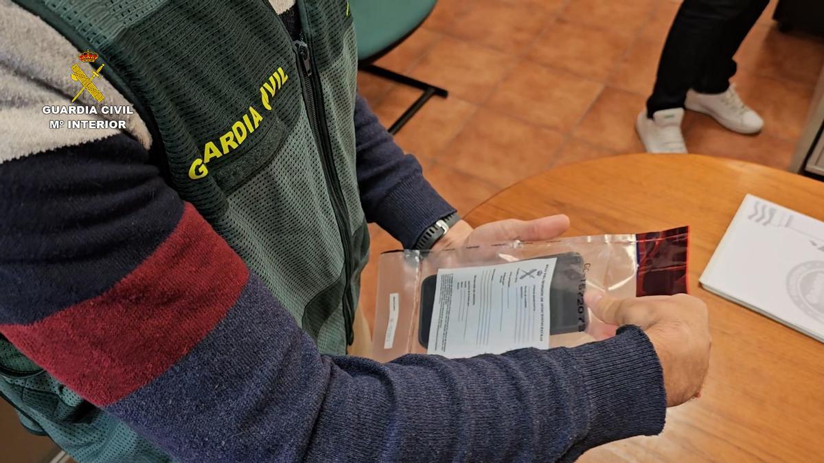 Un agente guarda el material que ha servido de base para detener por delito de odio al divulgador.