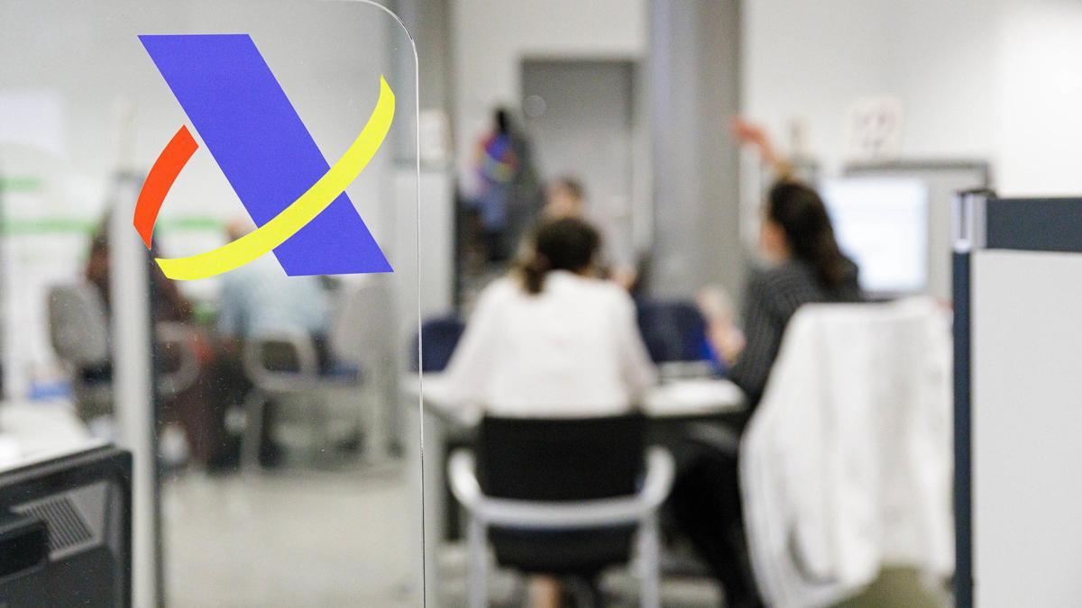 Varias personas son atendidas en una sede de la Agencia Tributaria.