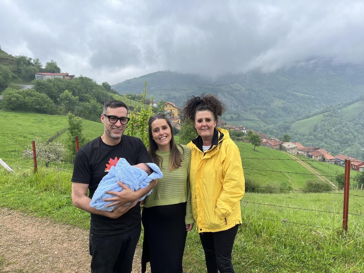 Una pareja gallega da el primer niño en 40 años a un pueblo asturiano