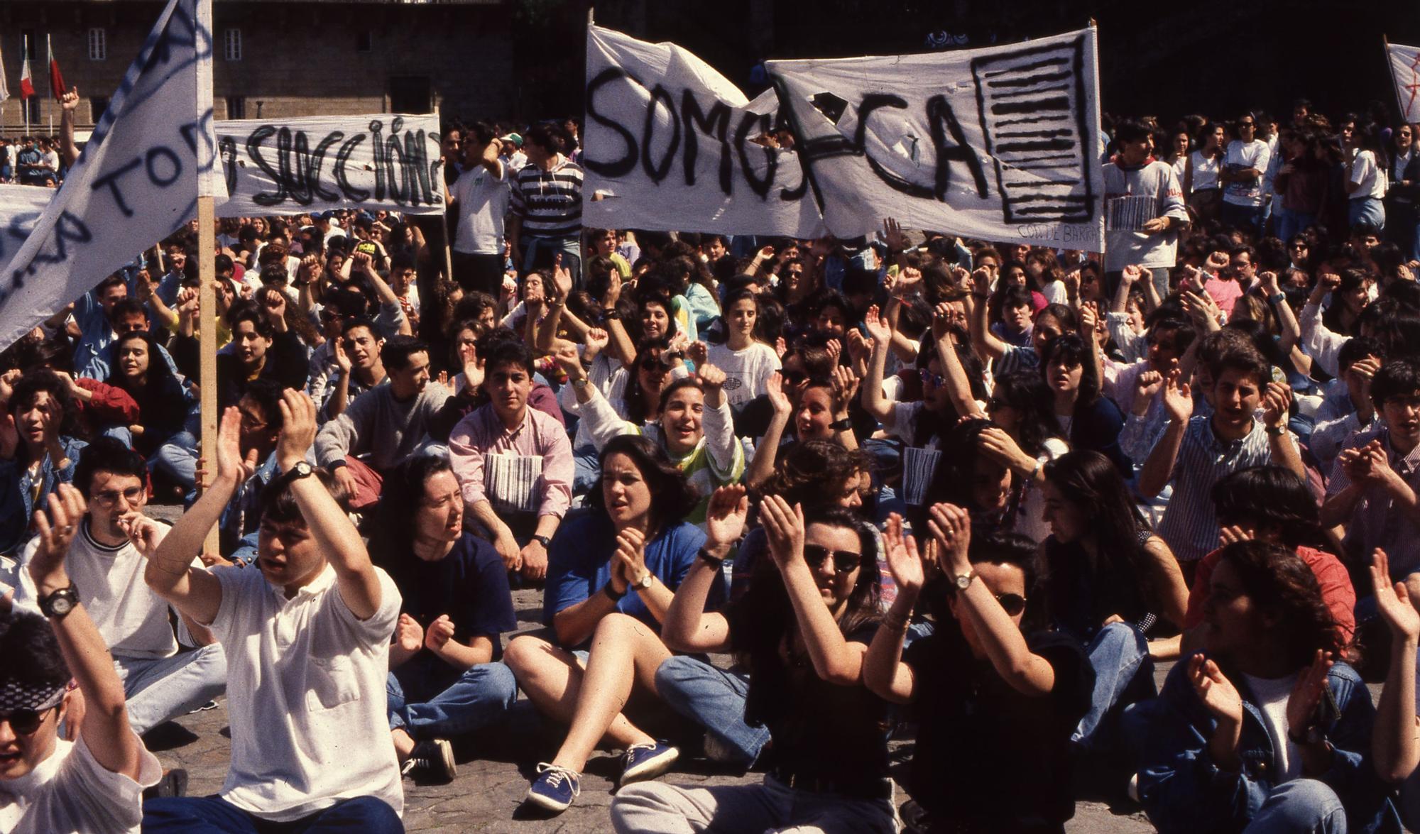 CONFLICTO SELECTIVIDAD 1992. MANIFESTACION DE ESTUDIANTES, PROFESORES Y PADRES DE ALUMNOS TRAS CONOCERSE LA SUSPENSION DE TRES DE LAS PRUEBAS DE SELECTIVIDAD POR FILTRACIONES DE LOS EXAMENES. 18/06/1992. FDV.