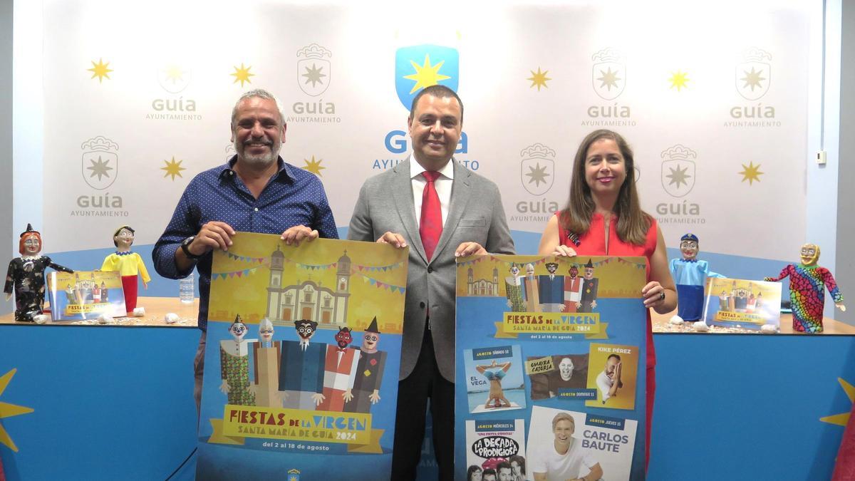 El alcalde de Guía, Pedro Rodríguez, junto a Alfredo Gonçalves y Sibisse Sosa en la presentación del programa de actos de Guía