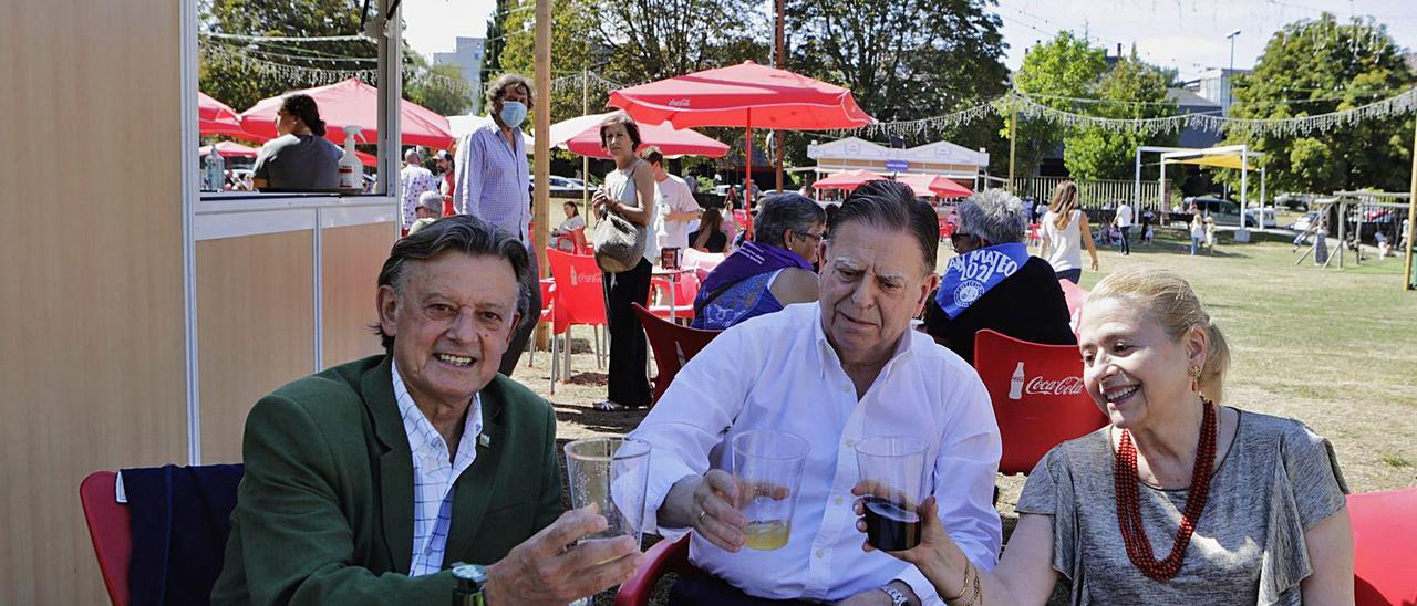 Por la izquierda, José Ramón Prado, Alfredo Canteli y su mujer, Marta Suárez.