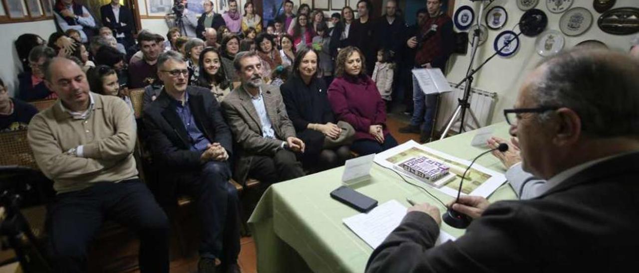 Público en la entrega del Premio Arume de Poesía, en la Fundación Xosé Neira Vilas. // Bernabé/Gutier