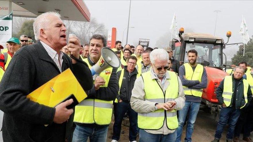 Una tractorada masiva corta los accesos a Sevilla en protesta por la crisis del campo