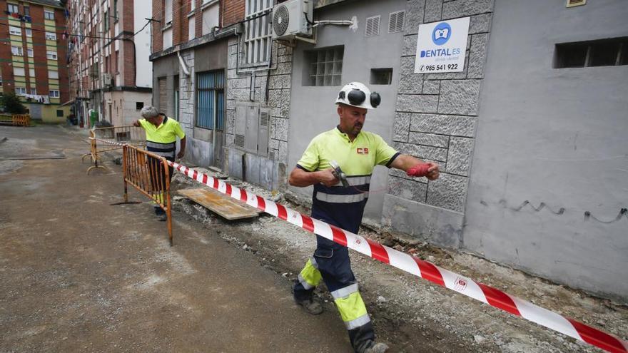 Operarios trabajando en las obras de los patios interiores de Versalles