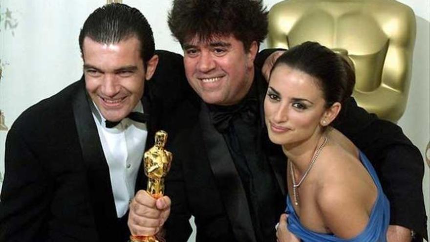 Almódovar, junto a Penélope y Banderas.