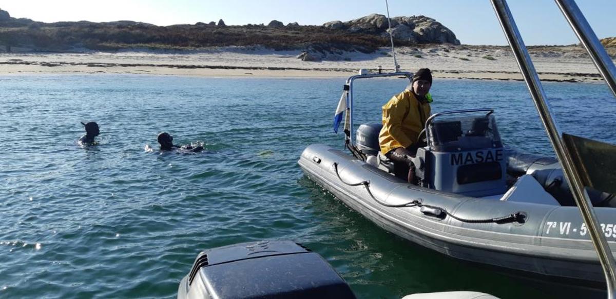 Eliminación de basura marina en Sálvora.