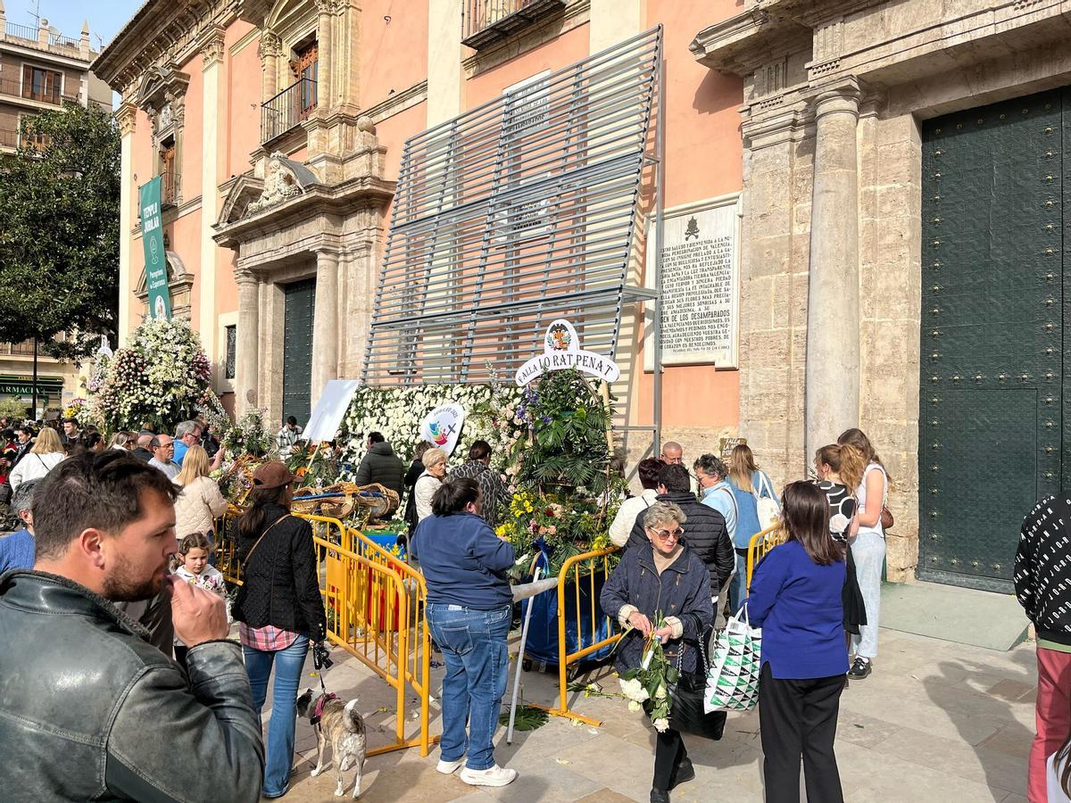 Esprint final para ver el manto de la Virgen y 'llevarse' a casa algunos ramos antes de que los retiren