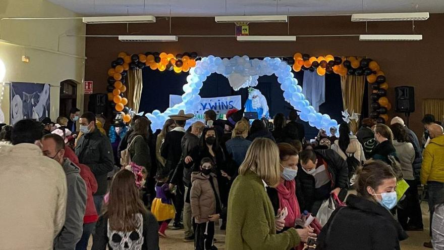 Arriba, los asistentes a la fiesta de Halloween organizada por el AMPA, Ayuntamiento, parroquia y biblioteca de Morales del Vino. Abajo voluntarios reparten las bolsas de plátanos solidarios con La Palma. | Cedidas