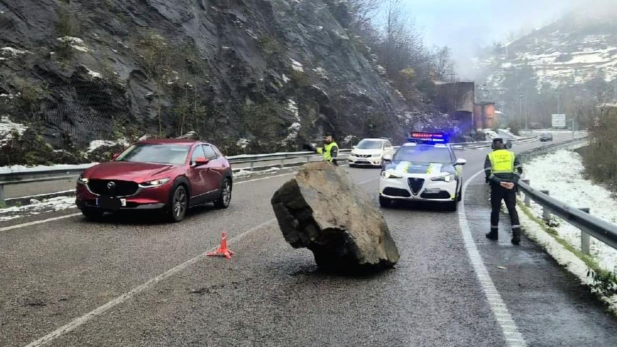 La Guardia Civil , vigilando el tráfico en la zona en la que cayó la roca.
