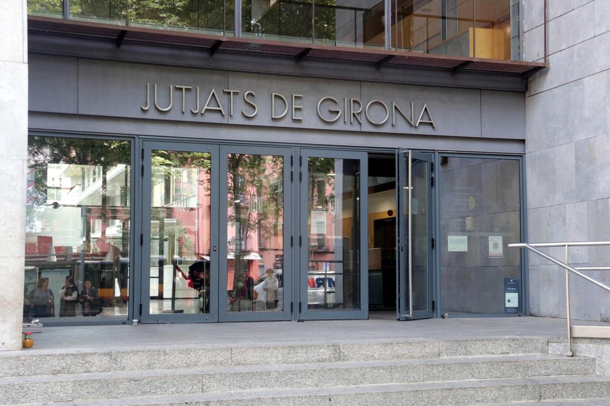 Façana dels Jutjats de Girona.