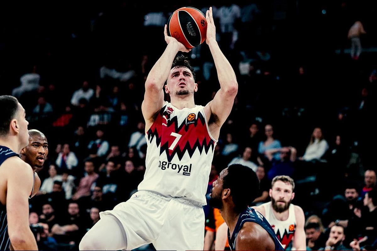 Kurucs lanza a canasta en una acción del encuentro