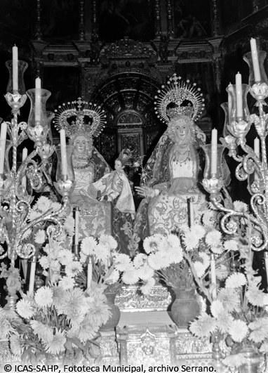 La Virgen, Santa Ana y el Niño en el paso  de la salida que efectuó el 26 de Julio de 1972