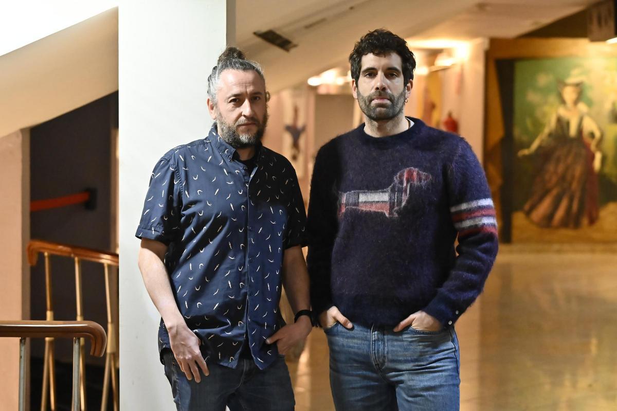 El director aragonés Rubén Pérez Barrena y el actor Tamar Novas, en los cines Palafox de Zaragoza.