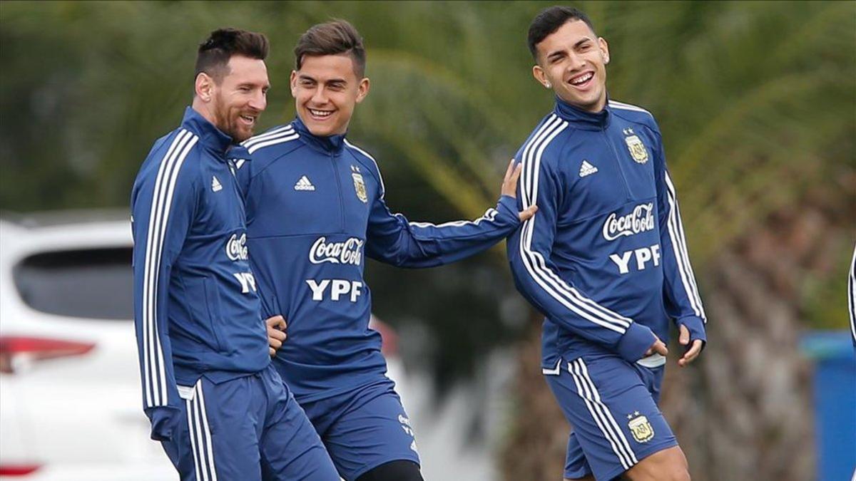 Messi sonríe en el entrenamiento junto a Paredes y Dybala.
