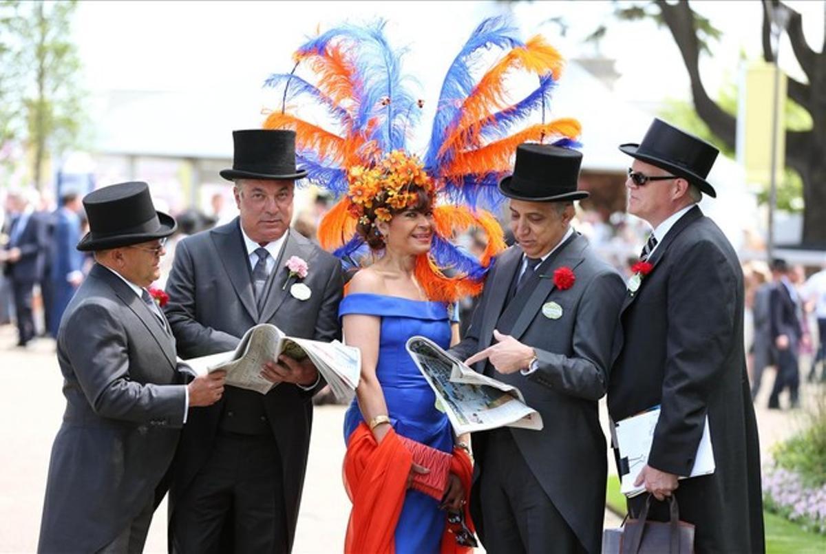 Aficionados en la entrada del hipódromo de Ascot.