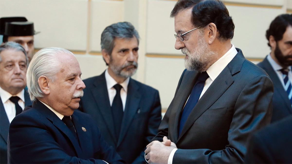 Mariano Rajoy, conversa amb el fiscal Luis Navajas , a la capella ardent del fiscal general de l’Estat, José Manuel Maza.