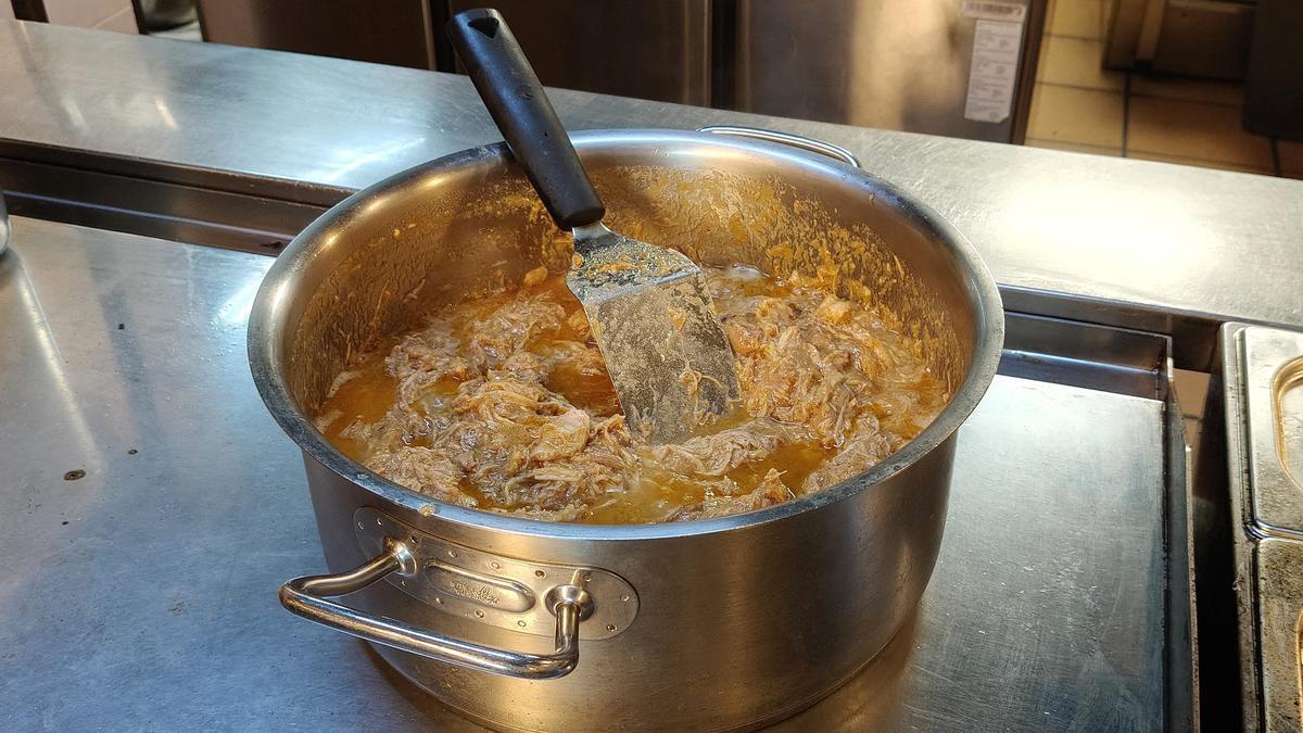 Rustido de pollo a la catalana para rellenar los tacos de 'tinga' del restaurante Morgan's Mexican Food.