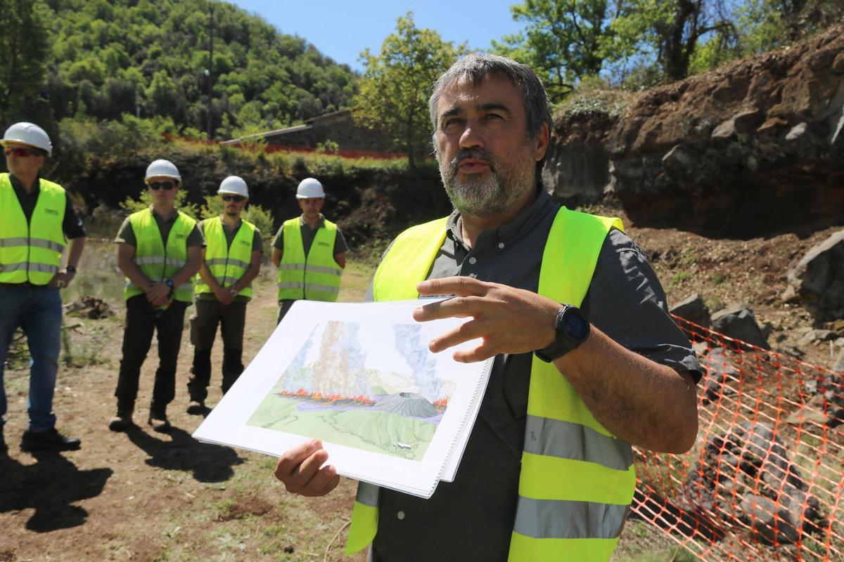 El geòleg Llorenç Planamà explica les actuacions que s'estan fent a la pedrera