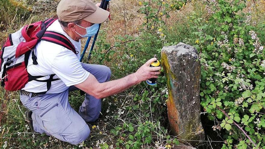 Repintado del Camino Sanabrés a cargo de un miembro de la Asociación Zamorana.