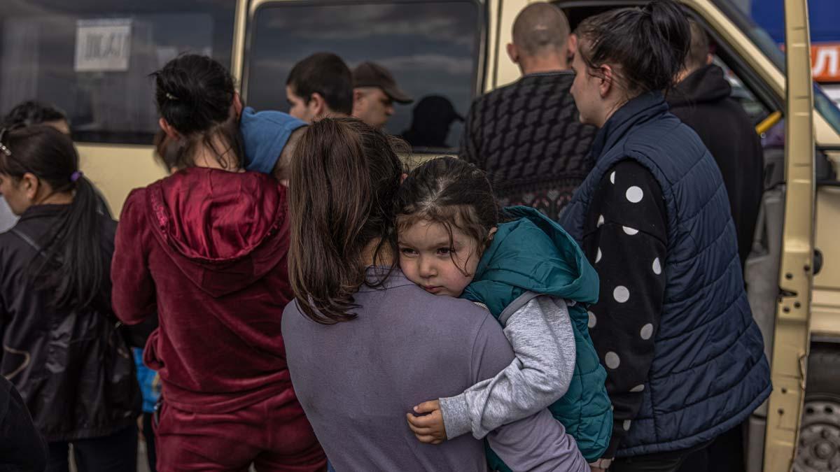 Refugiados ucranianos procedentes del sur del país, a su llegada al punto de evacuación de Zaporizhzhia