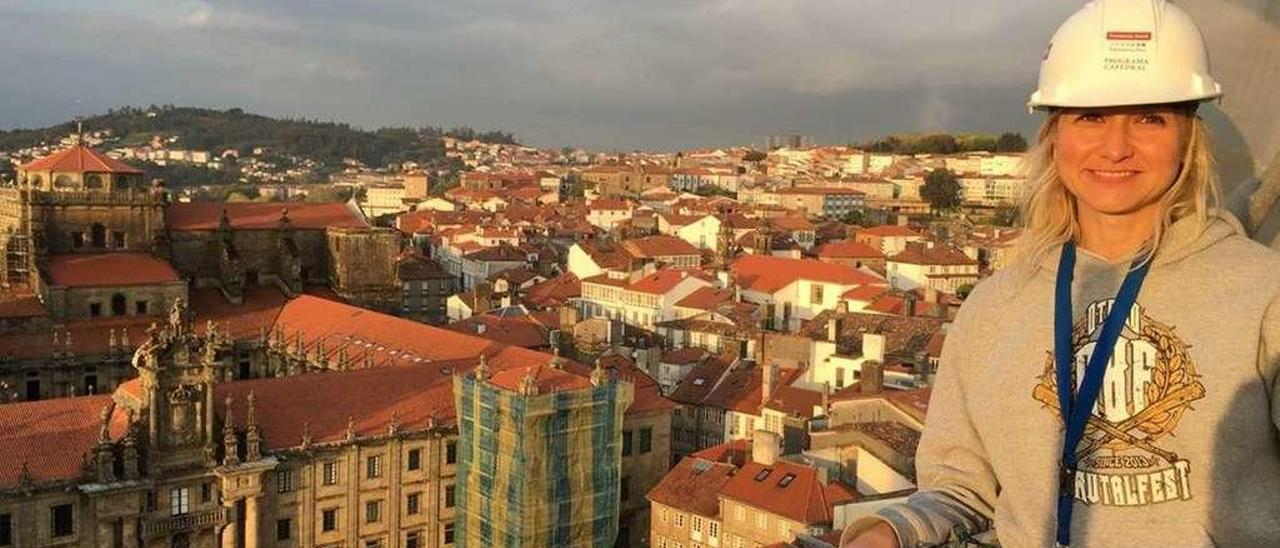 Olga Gago, en Santiago de Compostela, con el monasterio de San Martín Pinario en proceso de restauración a la izquierda.