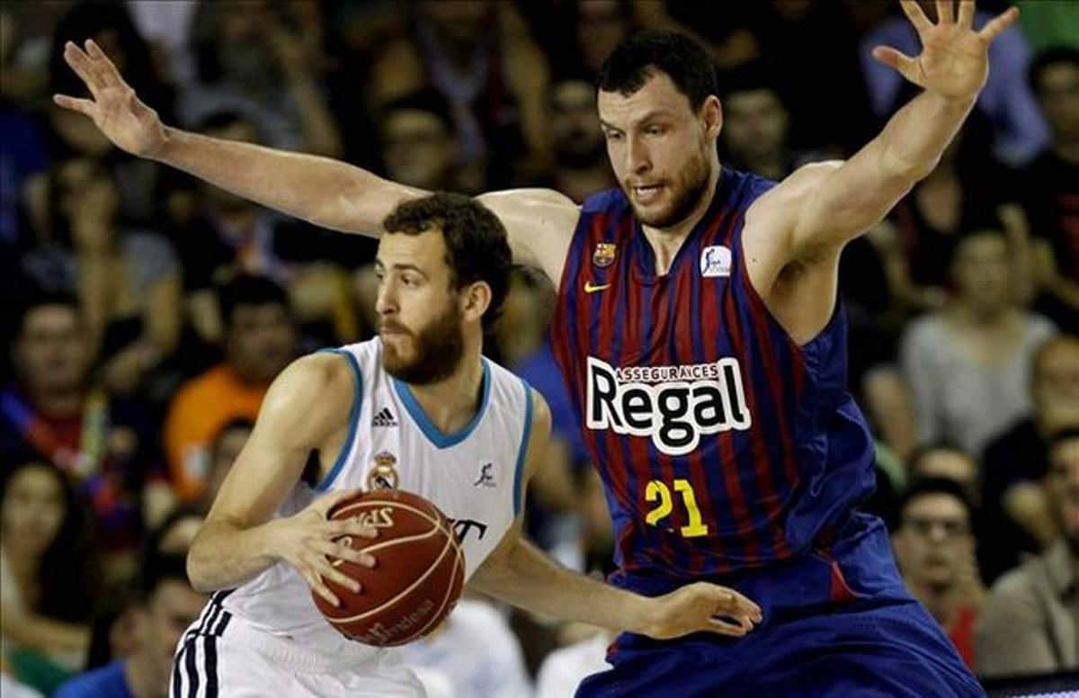 El pivot grec del Regal Barça Mavrokefalidis defensa Sergio Rodríguez, del Reial Madrid. El pivot grec del Regal Barça Mavrokefalidis defensa Sergio Rodríguez, del Reial Madrid.