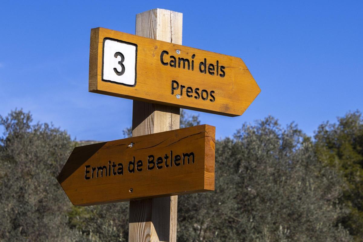 Señalización actual  de la carretera construida por trabajadores forzados en Artà