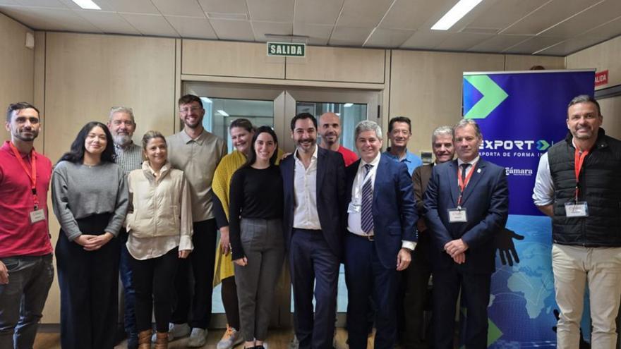Imagen de las empresas participantes junto al director insular de Acción Exterior, Pedro González. | E. D.