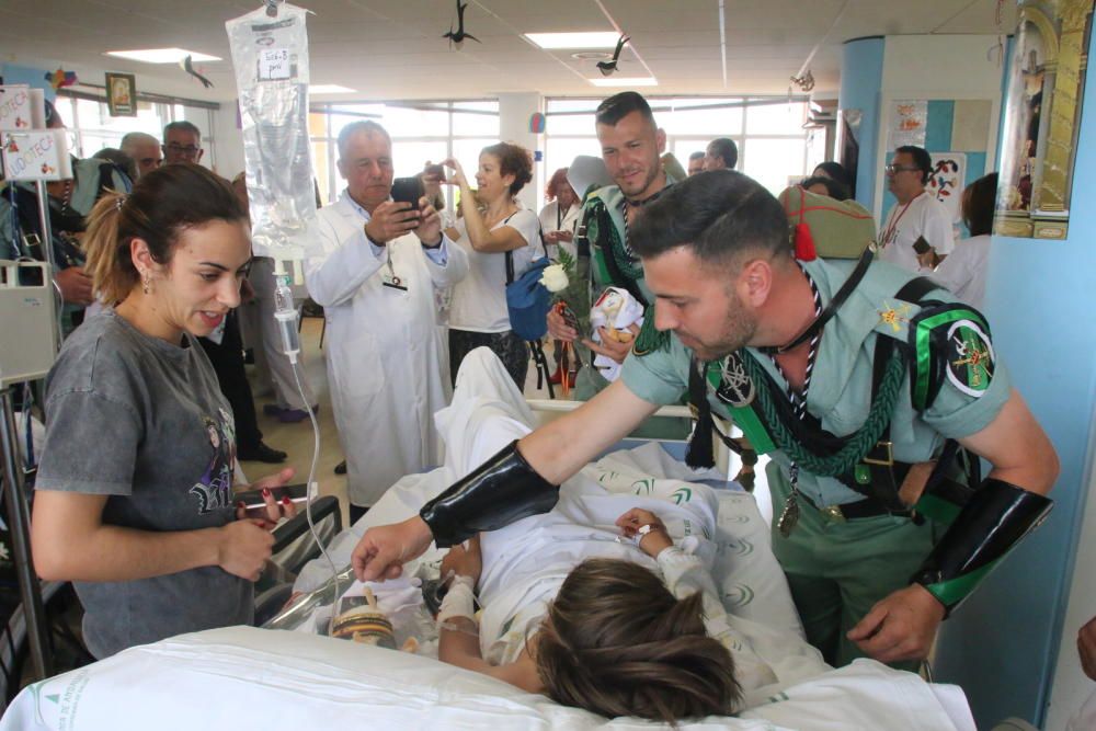 Visita de la Legión a los niños ingresados en el Hospital Materno.