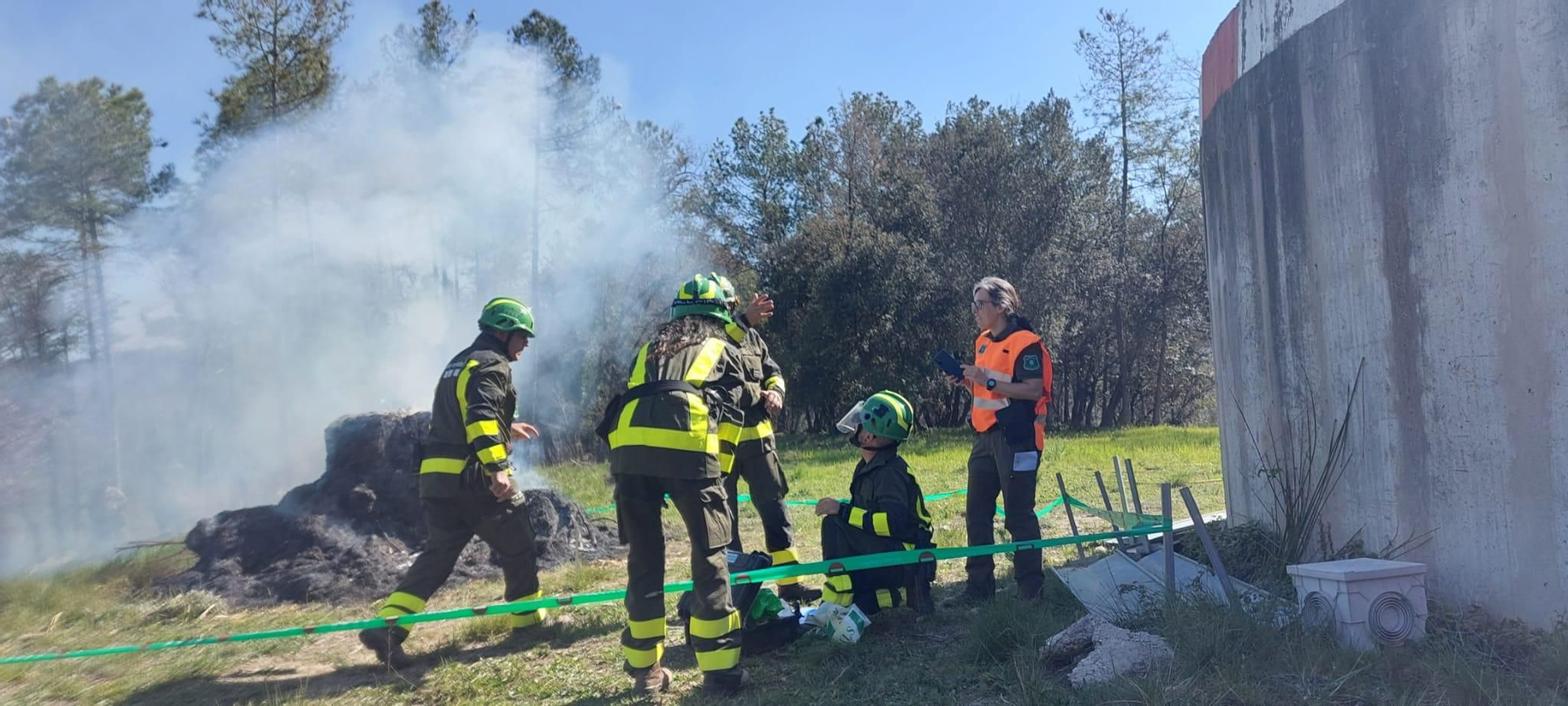 Els cossos d'emergencies fan en un primer exercici conjunt a Avinyó per simular un gran incendi