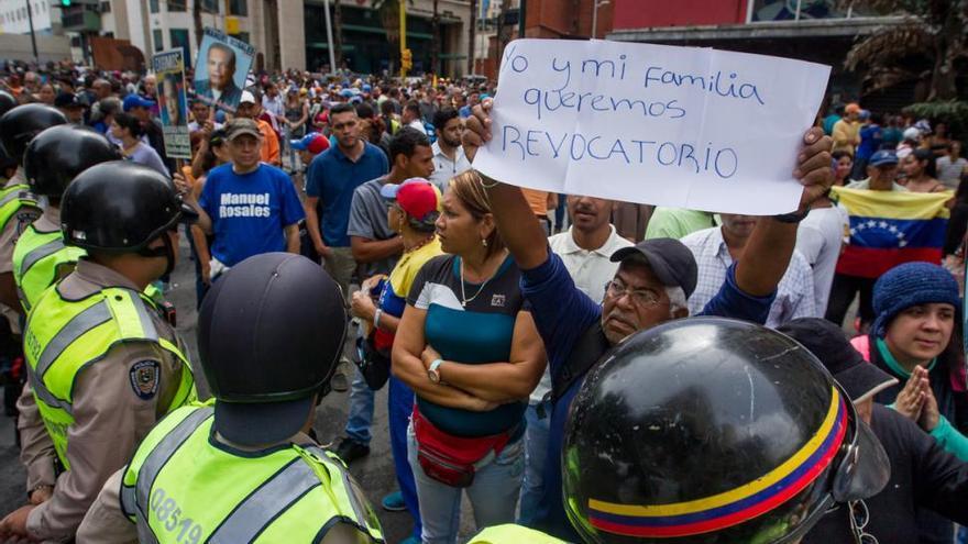 La oposición venezolana sale a la calle para reclamar el referéndum revocatorio de Maduro