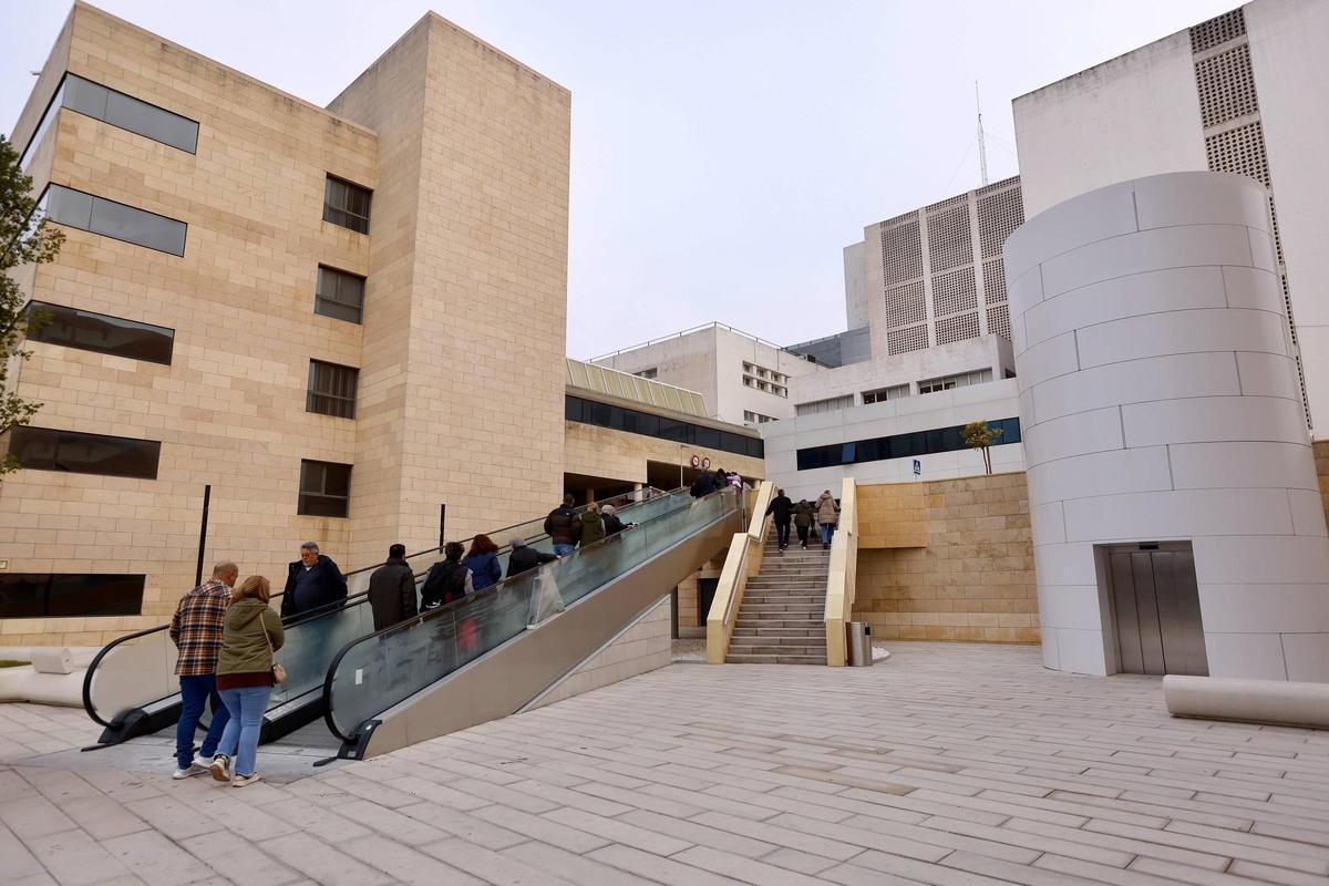 Nueva plaza, escaleras mecánicas y ascensor junto a las consultas del Reina Sofía.