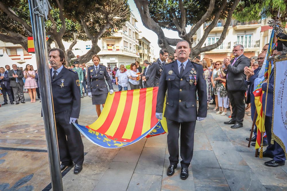 Benejúzar ha acogido el traslado de la patrona desde su santuario y un acto de homenaje a la Señera, en el día de la Comunidad Valenciana