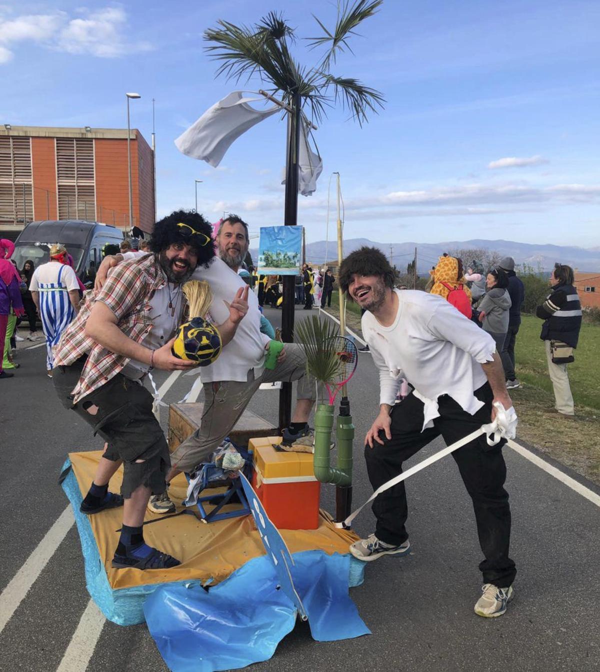 En el Carnaval llersenc sempre hi ha disfresses enginyoses. | EMPORDÀ