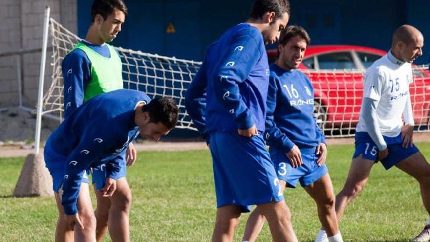 Cristian, el primero de pie por la izquierda, en un entrenamiento.